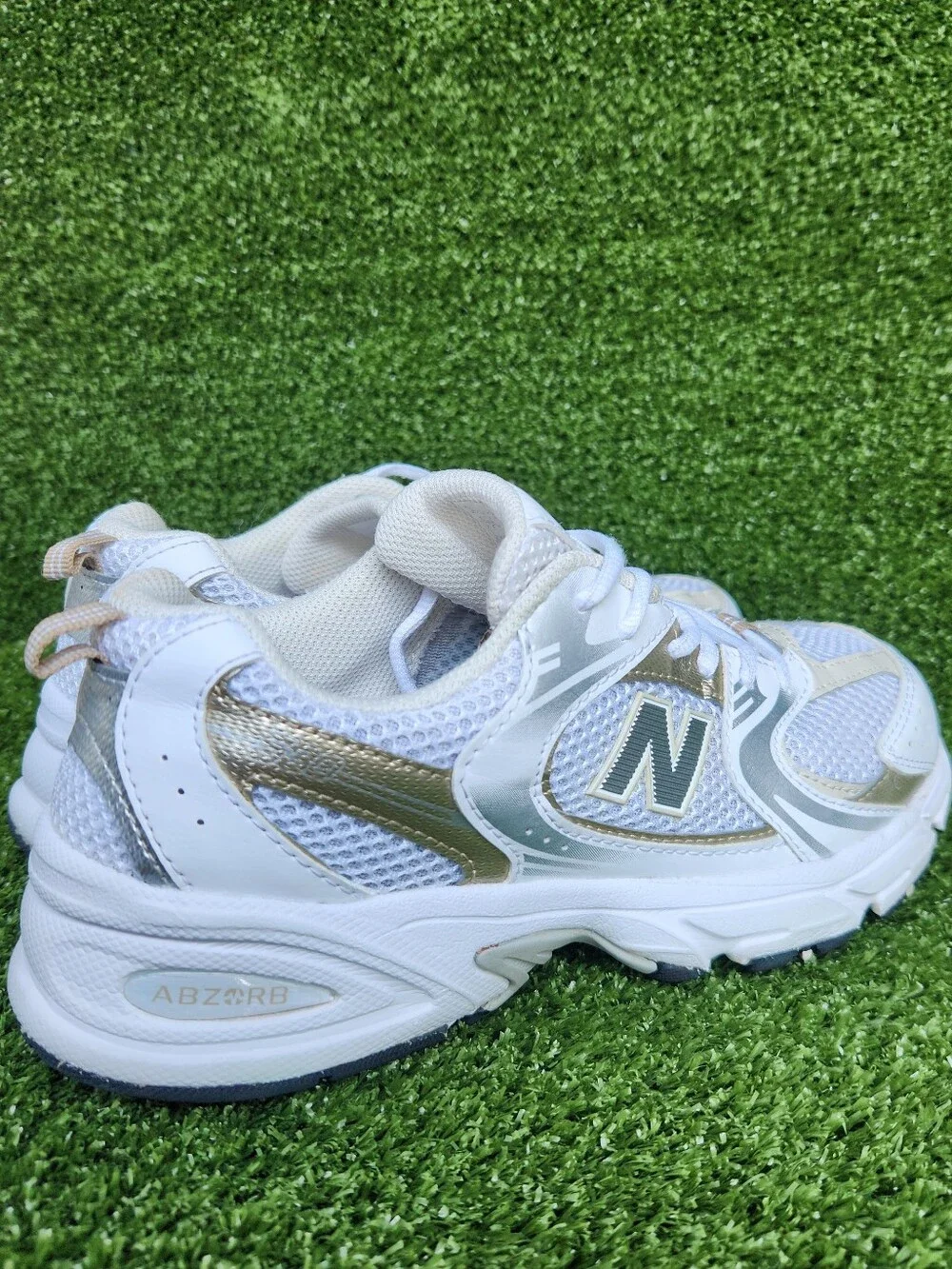 New Balance Big Girls Running White Metallic Gold Sneakers Shoes Size 5 Youth
